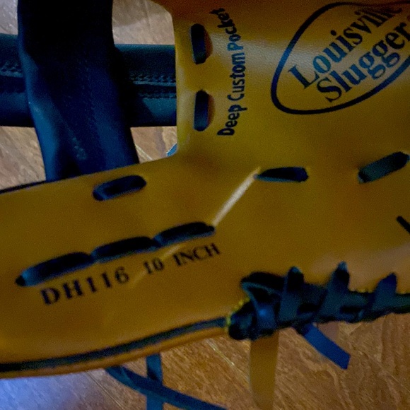 Louisville slugger 10” glove - Picture 3 of 4